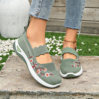 Balanced Lightweight ballet flats with pointed toe for women | Tilly