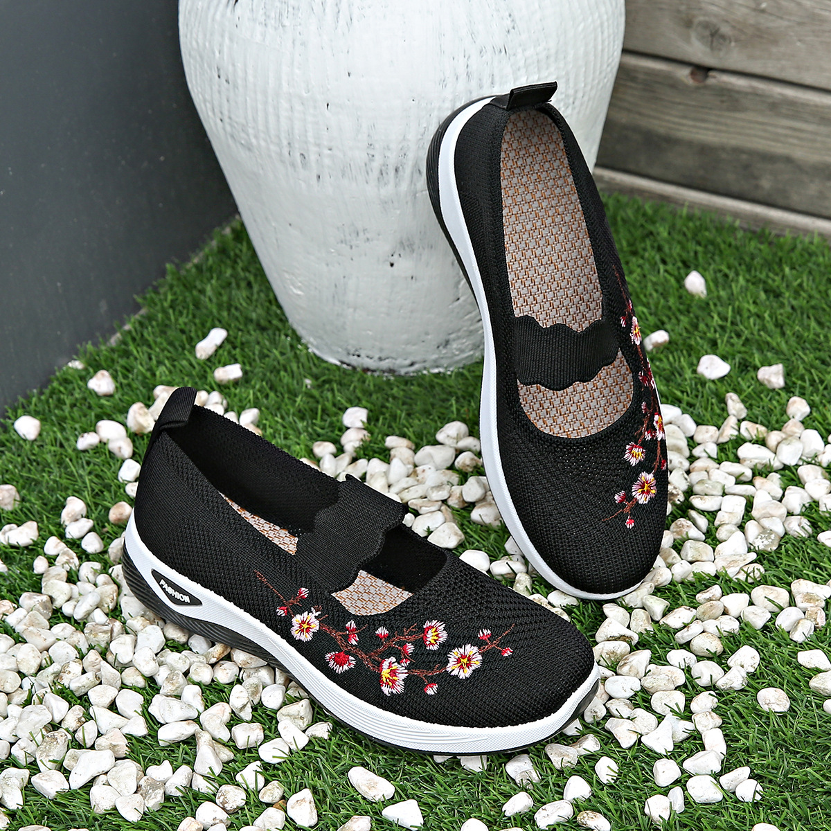 Balanced Lightweight ballet flats with pointed toe for women | Tilly