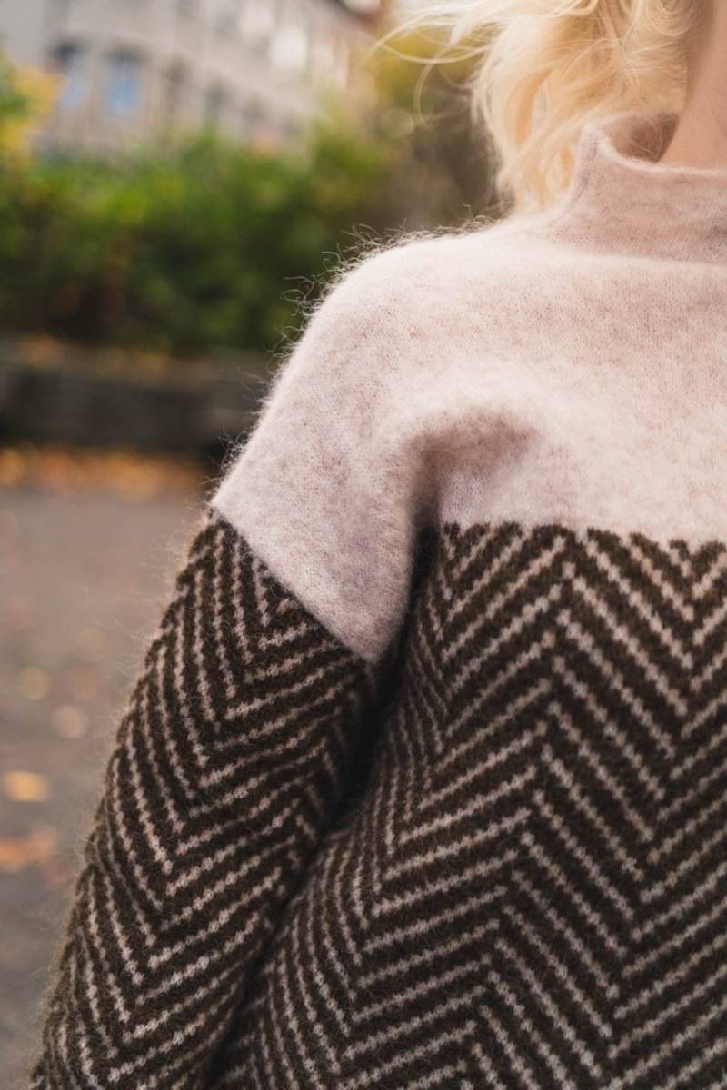 Soft cosy luxury turtleneck jumper for women -2