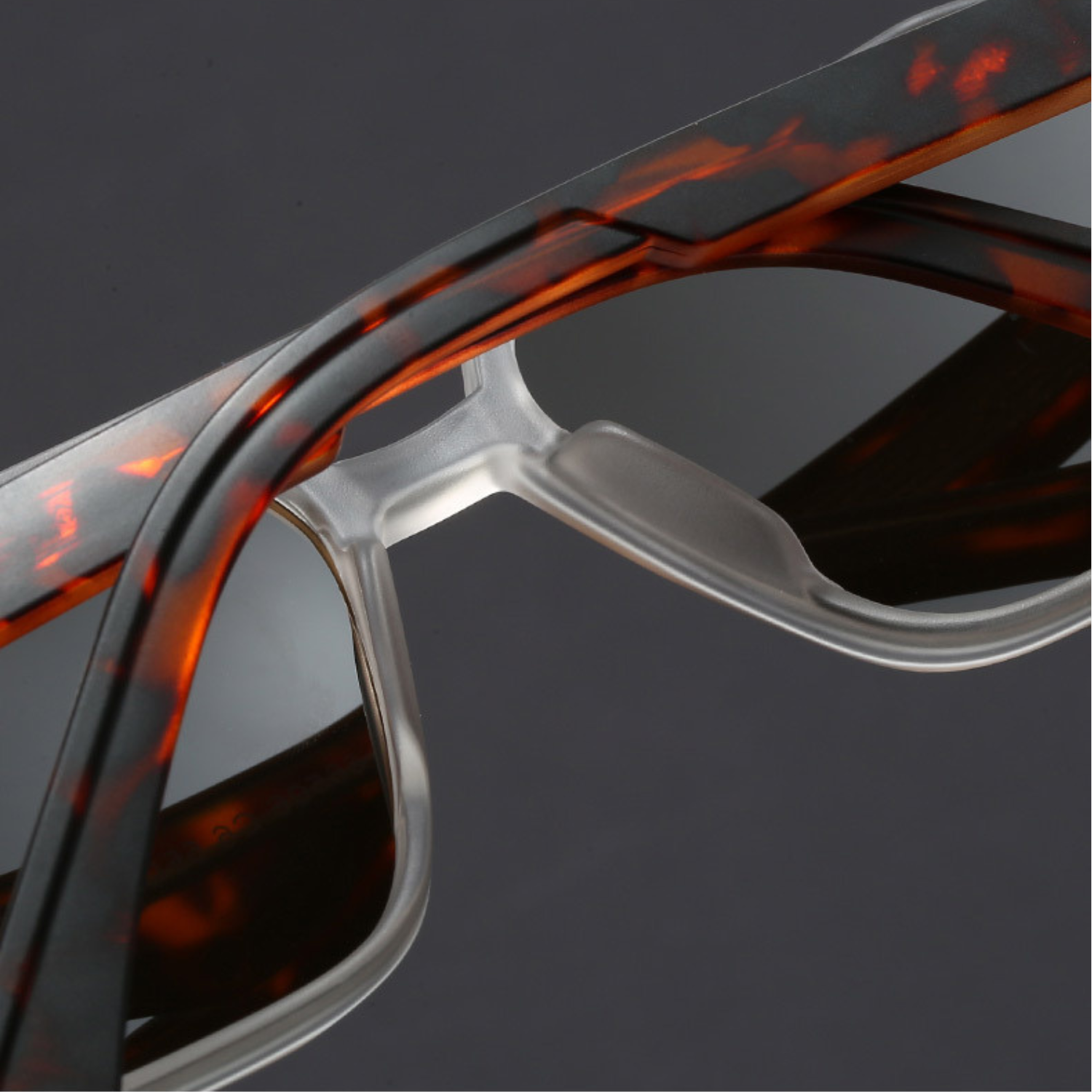 Classic lightweight aviator sunglasses for men | Vector -2