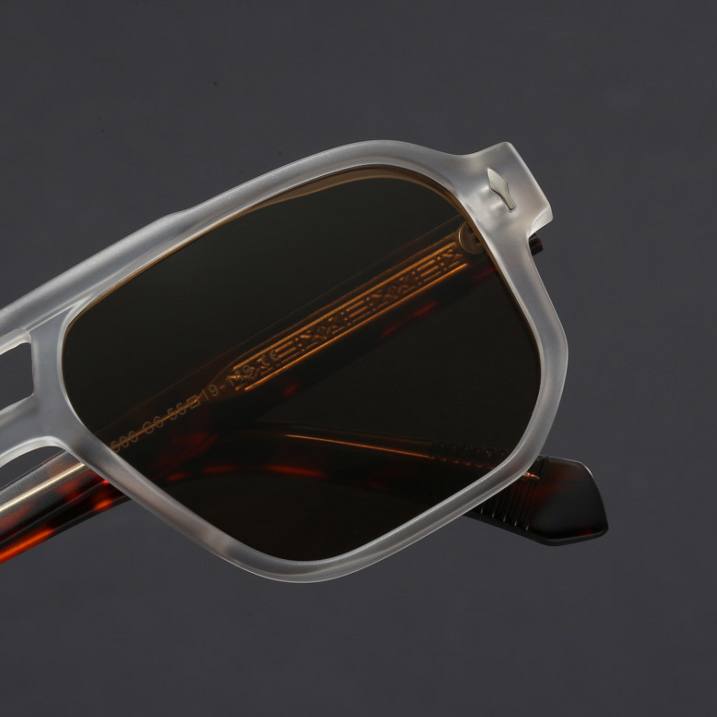 Classic lightweight aviator sunglasses for men | Vector -5
